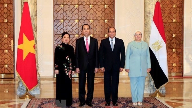 President Tran Dai Quang (second, left) and his spouse were welcomed by Egyptian President Abdel Fattah Al Sisi and his wife (Photo: VNA)