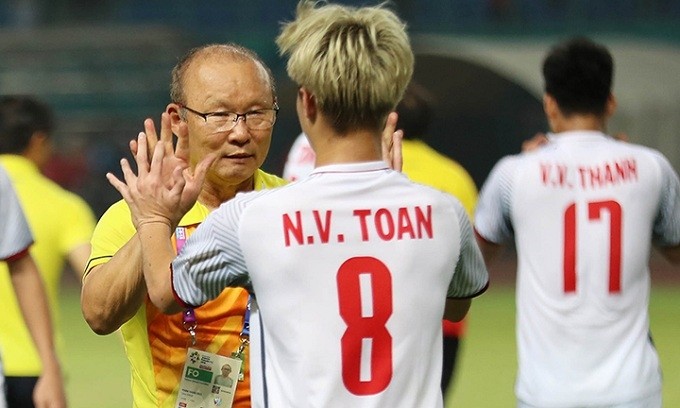 Park Hang-seo celebrates with Vietnam's hero Nguyen Van Toan after the quarterfinal match on August 27. (Photo: vnexpress.net)