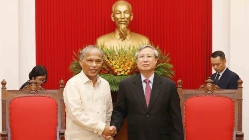 Politburo member Tran Quoc Vuong and PDP-Laban Vice President Alfonso Gaba Cusi (Image: VNA)