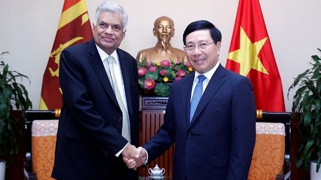 Deputy Prime Minister and Foreign Minister Pham Binh Minh (R) and Sri Lankan PM Ranil Wickremesinghe (Photo: VNA)