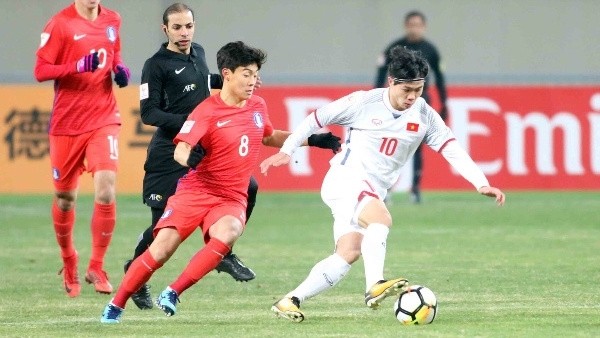 Vietnamese forward Nguyen Cong Phuong (in white) drags the ball past a RoK player in the group stage of the 2018 AFC U23 Championship in China eight months ago. 