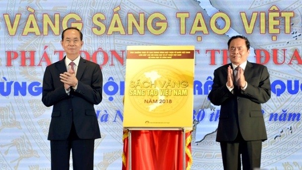 President Tran Dai Quang (L) and President of the Vietnam Fatherland Front Central Committee Tran Thanh Man cut the ribbon to release the book.(Photo: VGP)