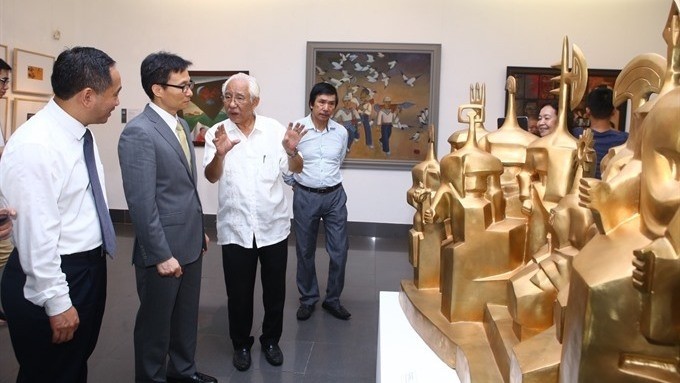 Deputy Prime Minister Vu Duc Dam (second from left) visits the exhibition yesterday. (Photo:VNA)