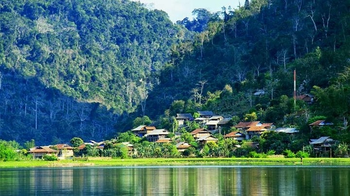 A picturesque panorama of stilt houses leaning against the mountain in Pac Ngoi village. (Photo credit: Hung Nguyen Quoc)