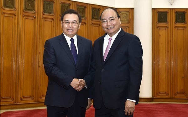 PM Nguyen Xuan Phuc (right) and Chairman of the Lao Front for National Construction (LFNC)’s Central Committee Saysomphone Phomvihane. (Photo: VOV)