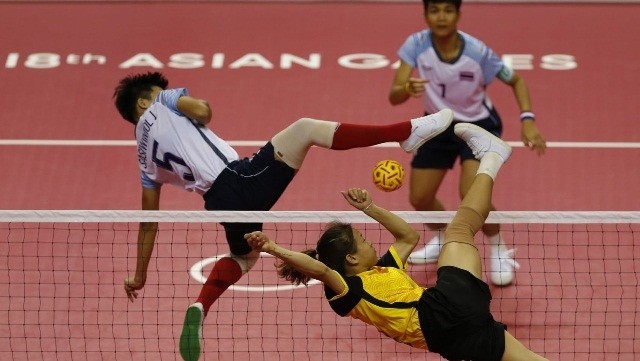 Vietnamese women's sepak takraw (in yellow) tried their best against strong rivals to win another silver medal for the Vietnamese sports delegation on the penultimate match day of the 2018 Asian Games. (Photo: asiangames2018.id)