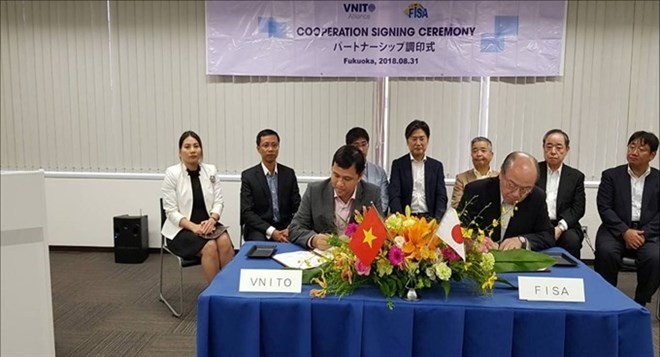 Lam Nguyen Hai Long (left), director of QTSC and president of VNITO Alliance, and Hirofumi Fujimoto, chairman of the Fukuoka Information Service Association sign an agreement for co-operation in Japan on August 31 (Photo Courtesy of QTSC)
