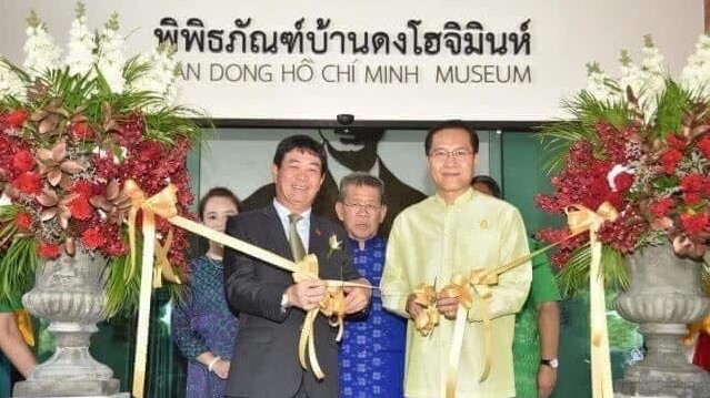 Thailand’s Minister of Tourism and Sports of Thailand Weerasak Kowsurat and Vietnamese Ambassador to Thailand Nguyen Hai Bang (L) cutting ribbon to open the exhibition (Photo:kinhtedothi.vn)