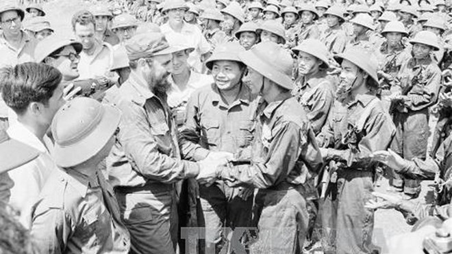 Cuban leader Fidel Castro met with Vietnamese soldiers in the Tri Thien-Hue Liberation Army.