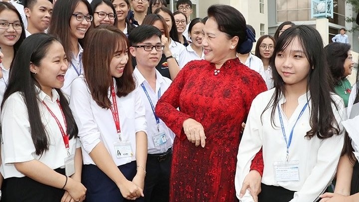 NA Chairwoman Nguyen Thi Kim Ngan with the students. (Photo: VNA)