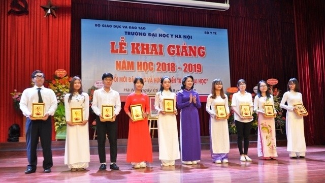 Vice President Dang Thi Ngoc Thinh presents gifts to new students at the opening ceremony for the 2018-2019 academic year