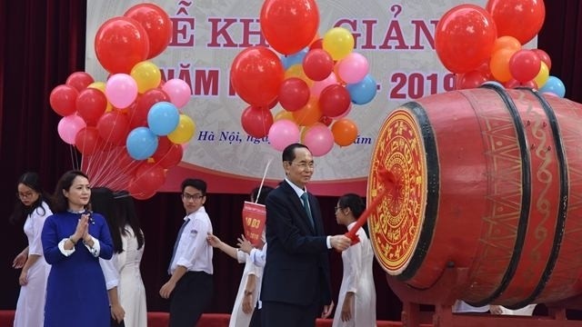 President Tran Dai Quang beats the drum at Chu Van An High School in Hanoi. (Photo: Duy Linh)