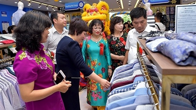 Vinatex leaders visit the group's fashion centre in Hanoi.
