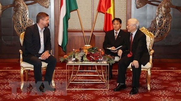 General Secretary of the CPV Central Committee Nguyen Phu Trong (right) and Chairman Tóth Bertalan of the Hungarian Socialist Party (HSP). (Photo: VNA)