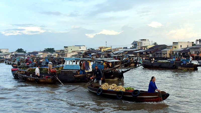 Cai Rang Floating Market is located on the Cai Rang River, near Cai Rang Bridge, about 6km from downtown Can Tho and 30 minutes by boat from Ninh Kieu Wharf in Can Tho City.