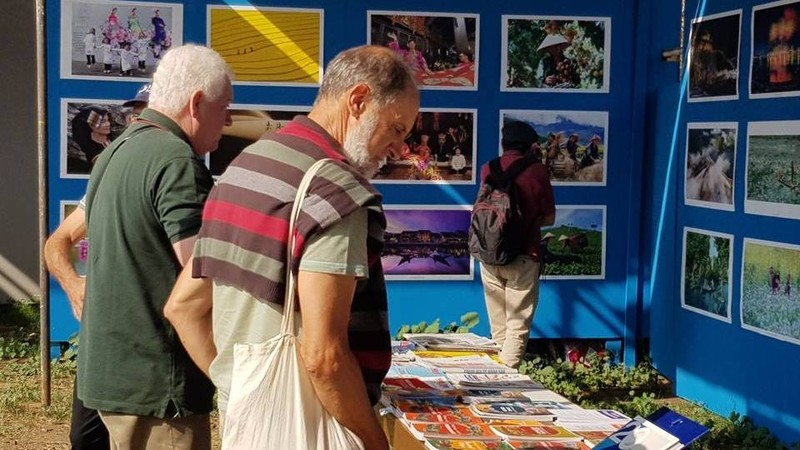 Visitors to the Vietnamese booth at the festival (Photo: VNA)