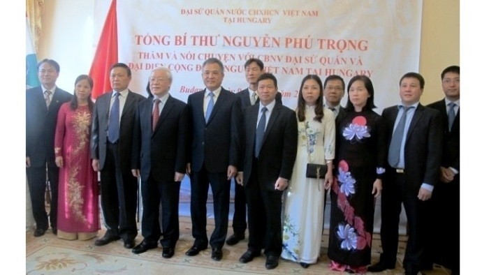 Party General Secretary Nguyen Phu Trong (fourth from the left) with representatives of the Vietnamese community in Hungary.