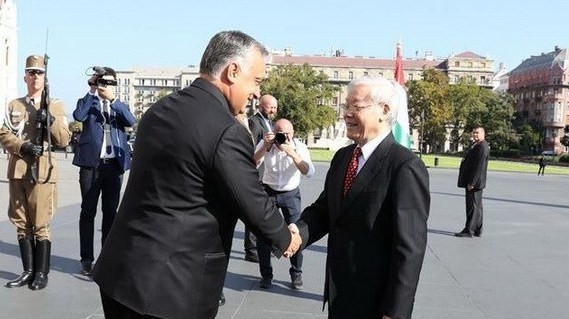Hungarian PM Viktor Orban (L) welcomes Vietnamese Party General Secretary Nguyen Phu Trong. (Photo: VNA)