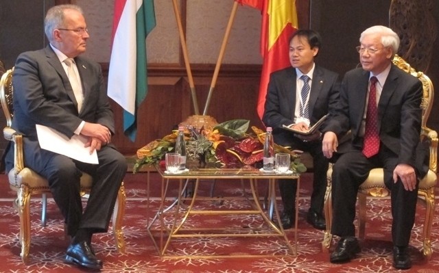 Vietnamese Party leader Nguyen Phu Trong (R) and Chairman of Hungarian Workers’ Party Gyula Thürmer (Photo: NDO/ Bac Van)