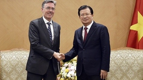 Deputy PM Trinh Dinh Dung (R) and AIIB Vice President Joachim von Amsberg at the meeting in Hanoi (photo: VGP)
