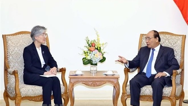 Prime Minister Nguyen Xuan Phuc (R) receives RoK Foreign Minister Kang Kyung-wha (Photo: VNA)