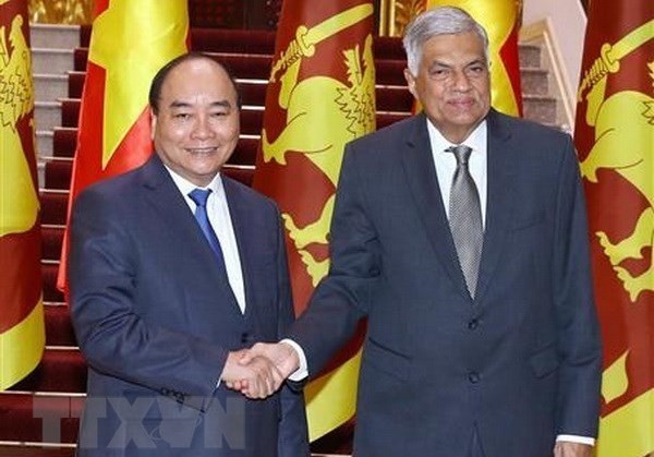 PM Nguyen Xuan Phuc (L) welcomes his Sri Lankan counterpart Ranil Wickremesinghe in Hanoi on September 11 (Photo: VNA)