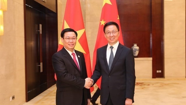 Vietnamese Deputy Prime Minister Vuong Dinh Hue (L) and Chinese Vice Premier Han Zheng meets in Nanning on September 11 (Photo: VNA)