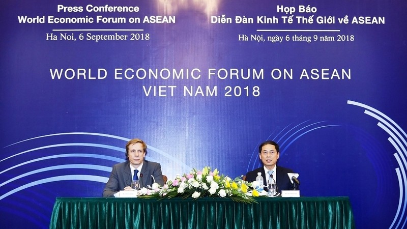 Deputy PM Bui Thanh Son (R) and head of the Asia-Pacific region of the WEF Justin Wood answer reporters' question at the press conference on WEF ASEAN held in Hanoi on September 6. (Photo: VNA)