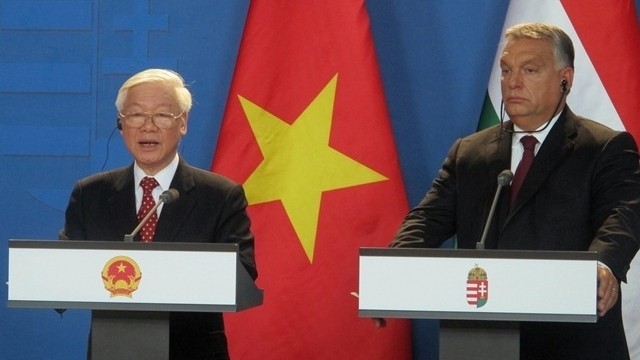 Vietnamese Party General Secretary Nguyen Phu Trong and Hungarian Prime Minister Viktor Orban meet the media following their talks in Budapest on September 10. (Photo: NDO/Bac Van)