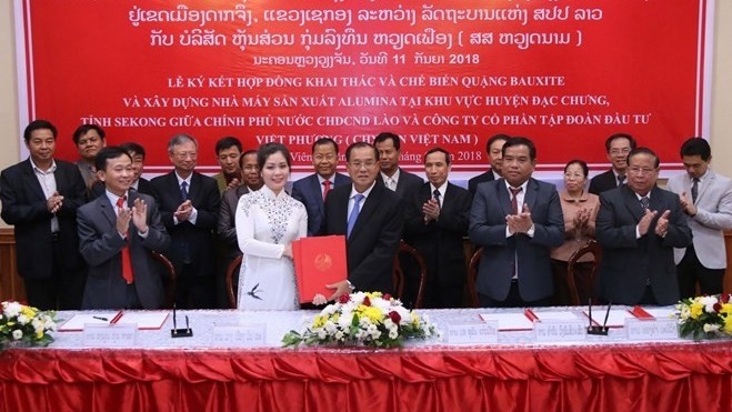 General Director of Viet Phuong Group Phuong Minh Hue (front, second from left) and Lao Minister of Planning and Investment Suphan Keomisay exchange the signed contract (Photo: VNA)