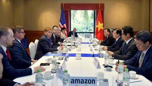 Deputy Prime Minister Trinh Dinh Dung hosts a reception for several visiting US corporations’ representatives on the sidelines of the US-Vietnam Business Summit in Hanoi on September 10. (Photo: VGP)