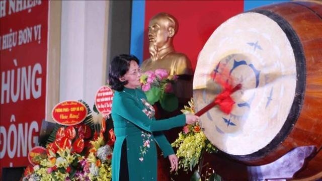 Vice President Dang Thi Ngoc Thinh beats the drum to signal the beginning of the 2018-2019 school year at the Vietnam University of Commerce in Hanoi on September 11. (Photo: VNA)