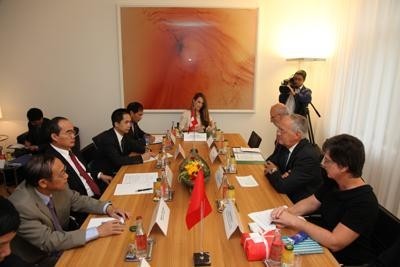 Deputy PM Nguyen Thien Nhan at the meeting with Swiss Economy Minister Johann Schneider Ammann (Image: VGP)