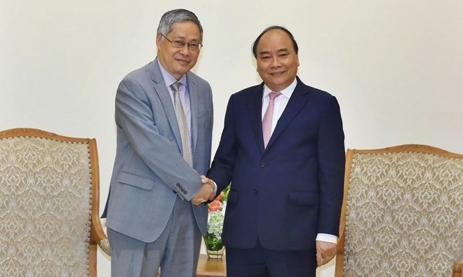 Prime Minister Nguyen Xuan Phuc (R) receives CEO of the Mekong River Commission (MRC) Secretariat Pham Tuan Phan. (Photo: VNA)
