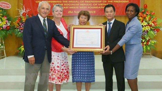 Vice President and General Secretary of the VUFO Don Tuan Phong presents the decoration to the EMWF (photo: VNA)