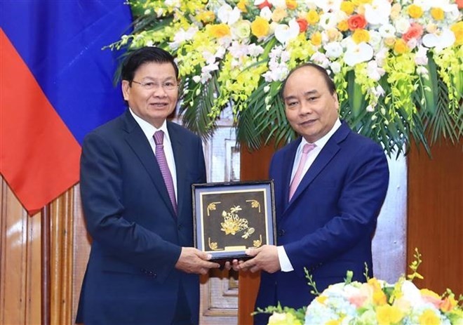 Prime Minister Nguyen Xuan Phuc (R) and his Lao counterpart Thongloun Sisoulith (Photo: VNA)