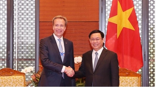 Deputy PM Vuong Dinh Hue (R) receives WEF President Borge Brende. (Photo: laodong.vn)
