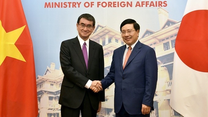Deputy PM and FM Pham Binh Minh (right) and Japanese FM Taro Kono. (Photo: VGP)