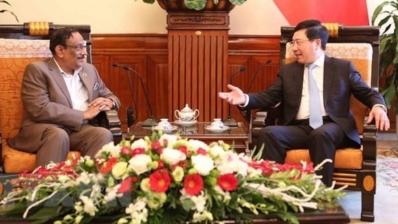 Deputy Prime Minister and Foreign Minister Pham Binh Minh (R) receives Chilean Foreign Minister Roberto Ampuero Espinoza (Photo: VNA)