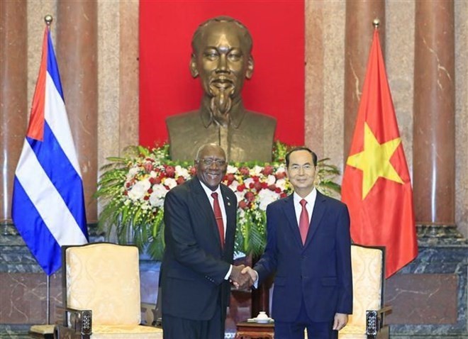 President Tran Dai Quang (R) shakes hands with First Vice President of the Councils of State and Ministers of Cuba Salvador Valdes Mesa. (Photo: VNA)