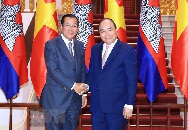 Prime Minister Nguyen Xuan Phuc  (R) and his Cambodian counterpart Samdech Techo Hun Sen (Photo: VNA)