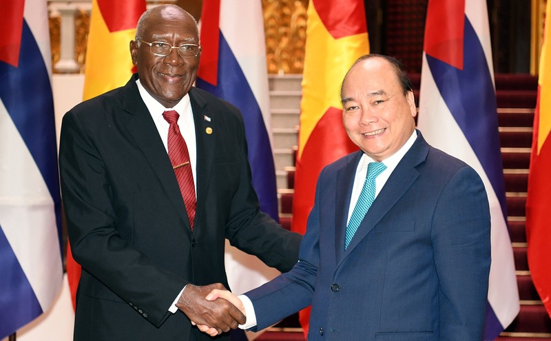 PM Nguyen Xuan Phuc and First Vice President of the Councils of State and Ministers of Cuba Salvado Valdes Mesa (photo: VGP)