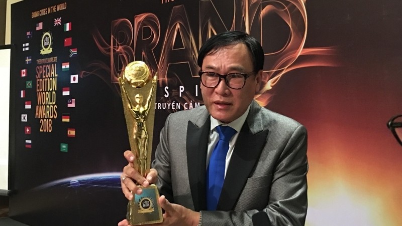 Dr KK Johan, founder and president of the BrandLaureate introduces the trophy of the BrandLaureate Awards 2018 