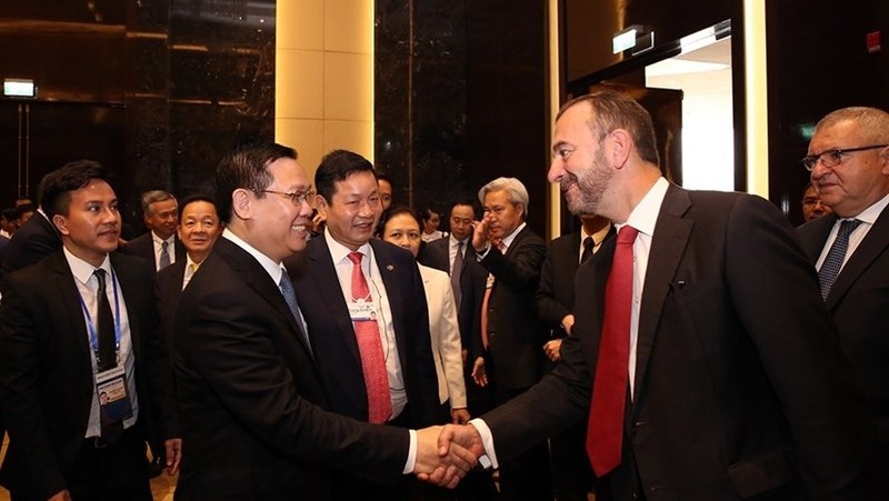Deputy PM talks with over 50 financial corporations, global technology.