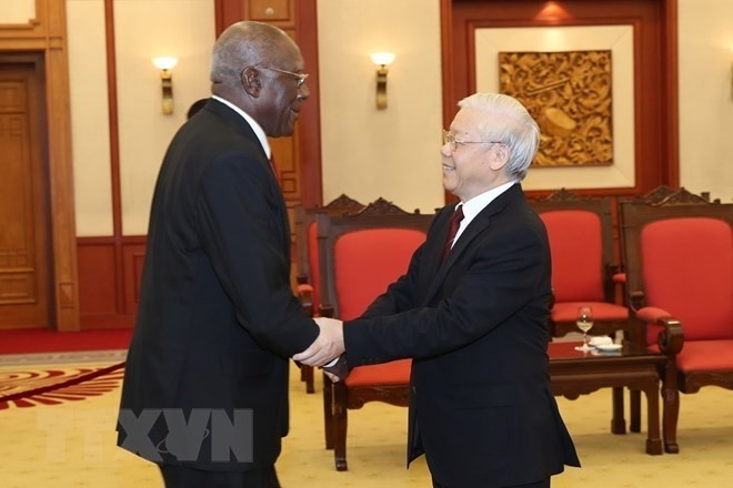 Party General Secretary Nguyen Phu Trong (R) receives First Vice President of the Councils of State and Ministers of Cuba Salvado Valdes Mesa in Hanoi on September 13 (Photo: VNA)