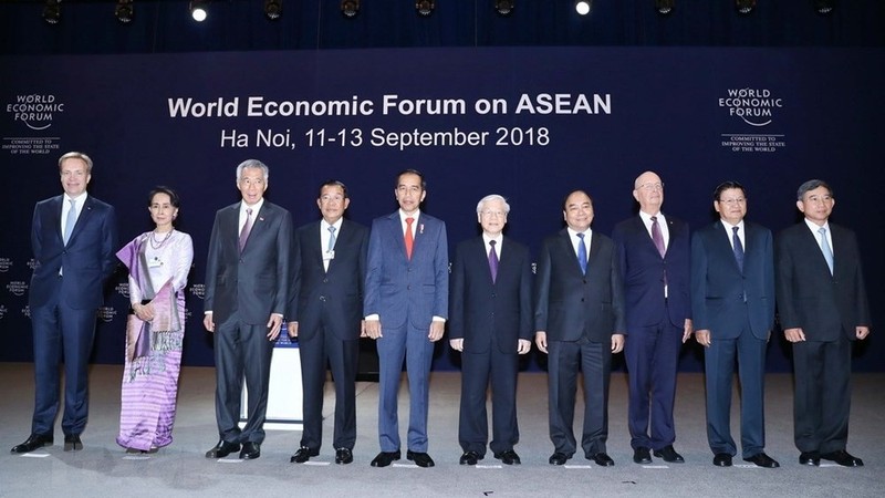 Party General Secretary Nguyen Phu Trong (fifth from right), Prime Minister Nguyen Xuan Phuc (fourth from right) and heads of delegations at the opening ceremony of the WEF ASEAN 2018. (Photo: VNA)