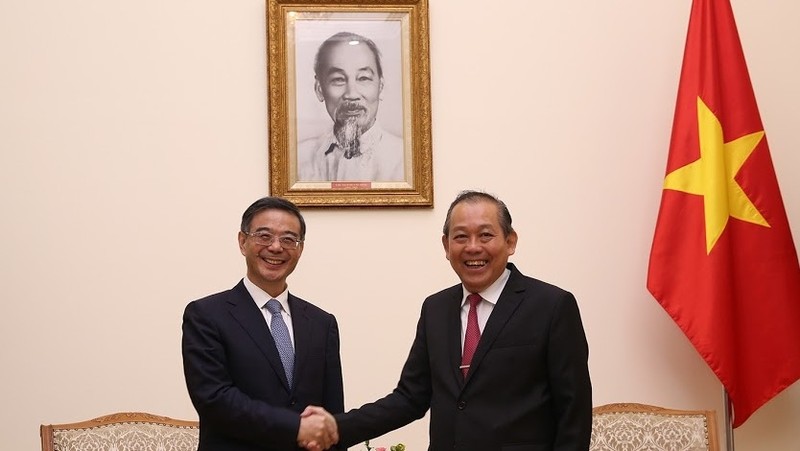 Deputy Prime Minister Truong Hoa Binh (R) hosted a reception for visiting Chief Justice of the Chinese Supreme People’s Court Zhou Qiang in Hanoi (Photo:VGP)