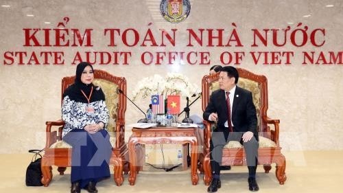 Vietnamese Auditor General Ho Duc Phoc (R) holds talks with his Malaysian counterpart Madinal Binti Mohamad (Photo: VNA) 