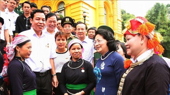 VP Dang Thi Ngoc Thinh (second from right) with the delegates (Photo: VNA)