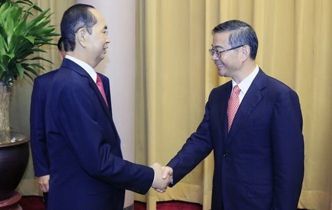 President Tran Dai Quang (left) greets Chief Justice of the Supreme People’s Court of China Zhou Qiang. (Photo: VNA)